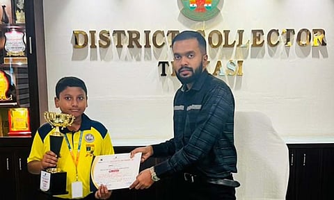 தென்காசி மாவட்ட கலெக்டர் ஆகாசை வெற்றி பெற்ற மாணவர் சந்தித்து வாழ்த்து பெற்ற காட்சி.