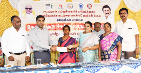 விழாவில் அமைச்சர் கீதாஜீவன், சிறப்பாக பணியாற்றிய அங்கன்வாடி பணியாளர்களுக்கு சான்றிதழ் வழங்கிய காட்சி. அருகில் கலெக்டர் செந்தில்ராஜ் உள்ளிட்டோர் உள்ளனர். 