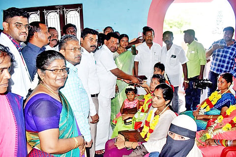 சமுதாய வளைகாப்பு நிகழ்ச்சியில் அமைச்சர் அனிதா ராதாகிருஷ்ணன் கர்ப்பிணி பெண்களுக்கு சீதன பொருட்கள் வழங்கிய போது எடுத்த படம்.