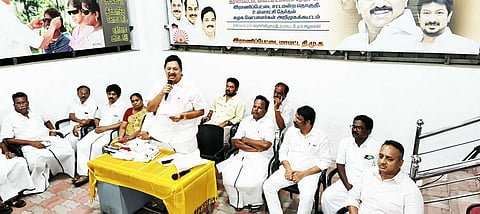 ராணிப்பேட்டை மாவட்ட திமுக இளைஞரணி மாணவரணி சார்பில் கண்டன ஆர்ப்பாட்டம் குறித்த ஆலோசனை கூட்டம் மாவட்ட செயலாளர் அமைச்சர் ஆர் காந்தி பேசிய போது எடுத்த படம்.