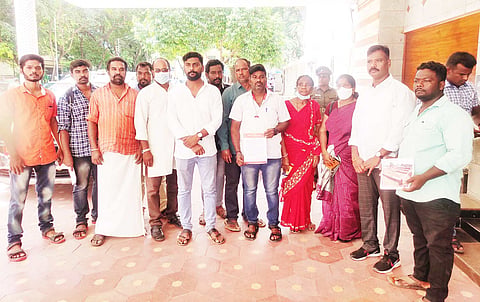 வேலூர் கலெக்டர் அலுவலகத்தில் நாம் தமிழர் கட்சியினர் மனு அளிக்க வந்த காட்சி.