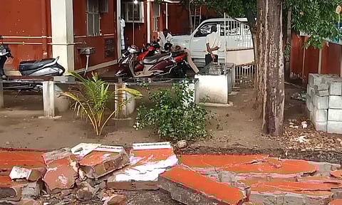 கன மழைக்கு போடி போலீஸ் நிலைய காம்பவுண்ட் சுவர் இடிந்து விழுந்து கிடக்கும் காட்சி.