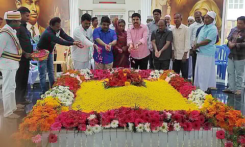 அப்துல்கலாம் சமாதியில் மாவட்ட வருவாய் அலுவலர் காமாட்சி கணேசன், நடிகர் தாமு, மற்றும் பேரன்கள், ஜமாத் நிர்வாகிகள் மலர் தூவி மரியாதை செலுத்தினர்.