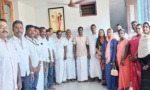 தென்காசி மாவட்ட தி.மு.க. செயலாளராக மீண்டும் தேர்வு செய்யப்பட்ட மாவட்ட செயலாளர் சிவபத்பநாபனை,கடையம் பஞ்சாயத்து கூட்டைப்பினர் நேரில் சந்தித்து பாராட்டி வாழ்த்தி தெரிவித்த காட்சி.
