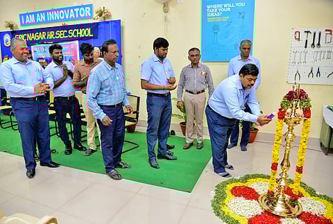 அறிவியல் கண்காட்சியை ஸ்பிக் மற்றும் கிரீன் ஸ்டாரின் பொது மேலாளர் செந்தில் நாயகம் குத்துவிளக்கு ஏற்றி தொடங்கி வைத்த காட்சி.