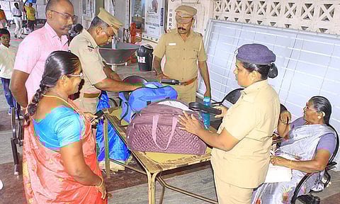 நெல்லை சந்திப்பு ரெயில் நிலையத்தில் பயணிகளின் உடமைகளை போலீசார் சோதனை செய்த காட்சி.