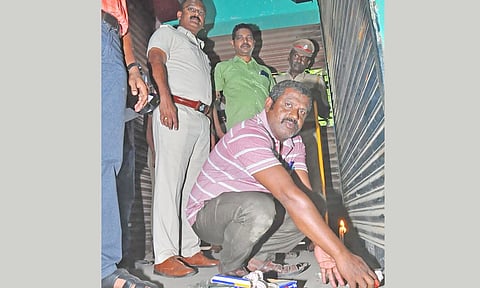 இளங்கடையில் உள்ள பாப்புலர் பிரண்ட் ஆப் இந்தியா அலுவலகத்திற்கு தாசில்தார் சேகர் முன்னிலையில் ‘சீல்’ வைக்கப்பட்டது.