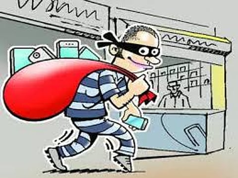 மணப்பாறையில் ஷோரும் பூட்டை உடைத்து செல்போன்கள் கொள்ளை