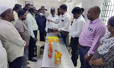 கடைக்காரர்கள், உணவு பாதுகாப்புத்துறை அதிகாரிகள்