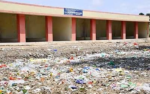 மீன்கடைகள் திறக்கப்படாததால் சமூக விரோதிகளின் கூடாரமாக உள்ளது.