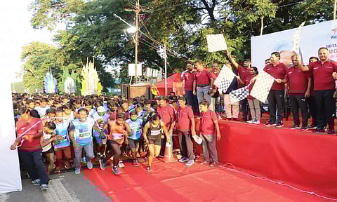 போதை பொருட்களுக்கு ஏதிரான விழிப்புணர்வு மாரத்தான் போட்டியை அமைச்சர் ஆர்.காந்தி கொடியசைத்து தொடங்கிவைத்த போது எடுத்த படம்.