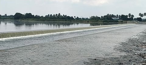  தென்பெண்ணை ஆற்றில் தண்ணீர் கரை புரண்டு ஓடுவதை படத்தில் காணலாம்.