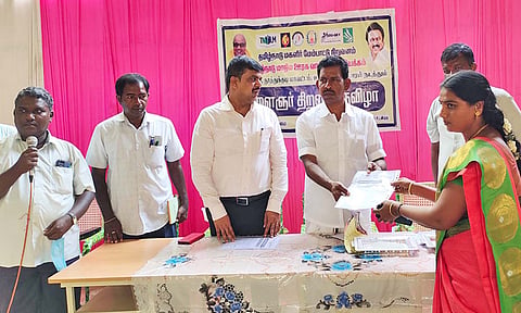 உடன்குடி யூனியன் சேர்மன் பாலசிங் ஒரு பெண்ணுக்கு வேலை உறுதி சான்றிதழ் வழங்கிய காட்சி.