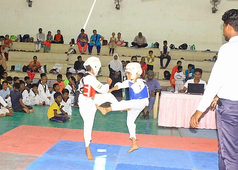 போட்டியில் வீரர்கள் விளையாடிய காட்சி.