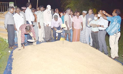 ஆலத்தம்பாடி கொள்முதல் நிலையத்தில் மத்திய குழுவினர் ஆய்வு.