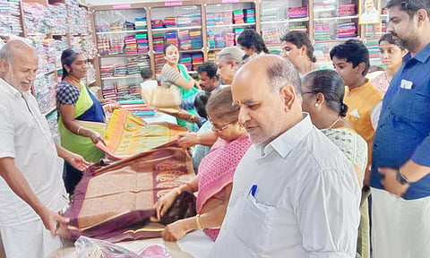 கோ-ஆப்டெக்ஸ்சில் ஆடைகள் விற்பனை மும்முரம்.