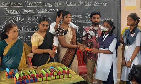 மாணவர்களுக்கும் எழுது பொருட்கள் அடங்கிய தொகுப்பு இலவசமாக வழங்கிய காட்சி.