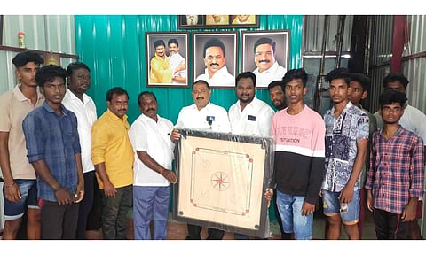 இளைஞர்களுக்கு விளையாட்டு உபகரணம் வழங்கிய காட்சி.