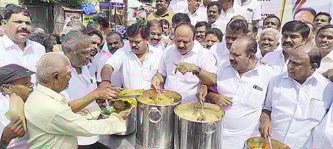 திருப்பரங்குன்றத்தில் இளைஞரணி மாவட்ட செயலாளர் வக்கீல் ரமேஷ், ஒன்றிய செயலாளர் நிலையூர் முருகன் ஆகியோர் பொது மக்களுக்கு அன்னதானம் வழங்கினர்.