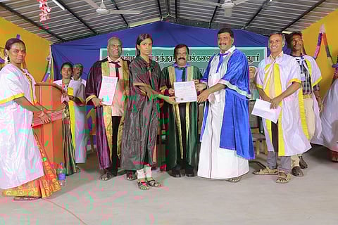 பட்டமளிப்பு விழா நடைபெற்ற போது எடுத்த படம்