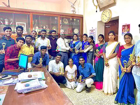 வெற்றி பெற்றவர்களை கல்லூரி முதல்வர் வாழ்த்திய காட்சி