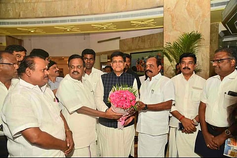 தீப்பெட்டி தொழிலை பாதுகாக்க லைட்டர்களை தடை செய்ய வேண்டும் - மத்திய அமைச்சரிடம் கடம்பூர் ராஜூ மனு