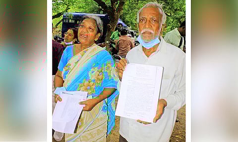 கலெக்டர் அலுவலகத்தில் மனு கொடுத்த முதிய தம்பதி.