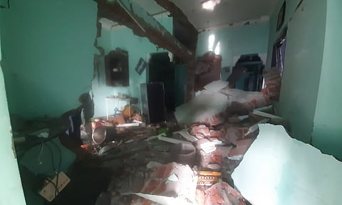 வீடு இடிந்து கிடக்கும் காட்சி.