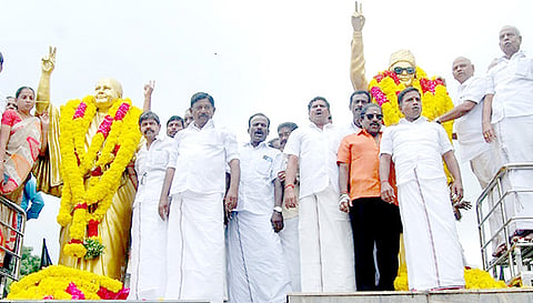 அ.தி.மு.க சார்பில் எம்.ஜி.ஆர், ஜெயலலிதா சிலைகளுக்கு மாலை அணிவிக்கப்பட்டது.