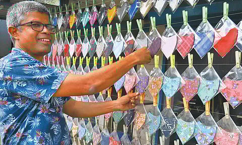 முககவச வியாபாரி முருகேசன்.