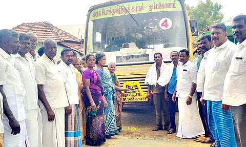 எஸ். புதுக்குடியிருப்பு கிராமத்திற்கு வந்த டவுன் பஸ்சை கிராம மக்கள் வரவேற்றனர்.