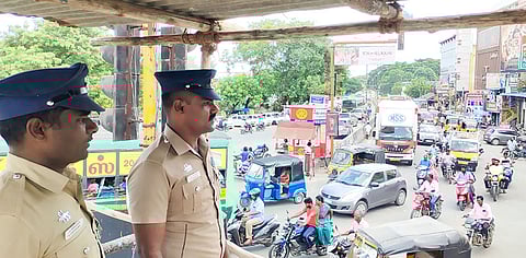 திருப்பாதிரிப்புலியூர் பகுதியில் அமைக்கப்பட்டுள்ள கண்காணிப்பு கோபுரத்திலிருந்து போலீசார் போக்குவரத்து நெரிசலை கண்காணித்து ஒழுங்குபடுத்துவதை படத்தில் காணலாம்.