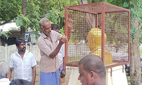 அண்ணா சிலை கூண்டின் பூட்டு உடைக்கப்பட்டது.