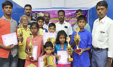 சாம்பியன்ஷிப் போட்டியில் வெற்றி பெற்ற மாணவ-மாணவிகள்.