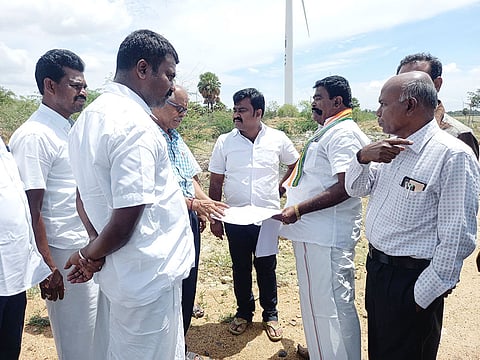 சுரண்டையில் பஸ் டெப்போ அமைக்கும் இடத்தை பழனி நாடார் எம்.எல்.ஏ., நகர மன்ற தலைவர் வள்ளி முருகன் ஆகியோர் ஆய்வு செய்தனர்.