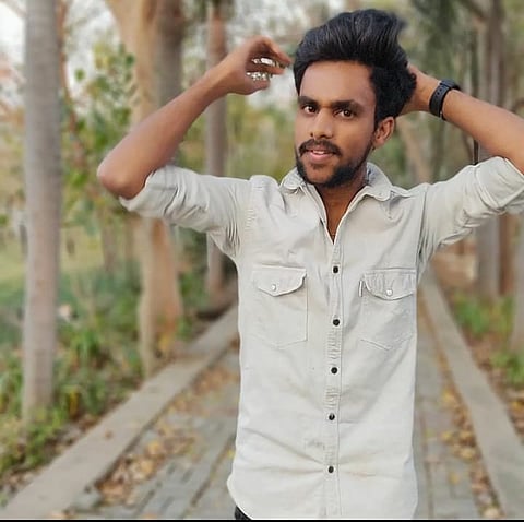 இருசக்கர வாகனம் சாலை தடுப்பில் மோதி வாலிபர் பலி