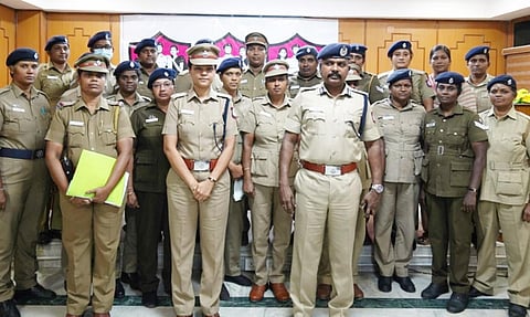 மாணவிகளின் பிரச்சினைகளுக்கு தீர்வு காண போலீஸ் அக்கா திட்டம்