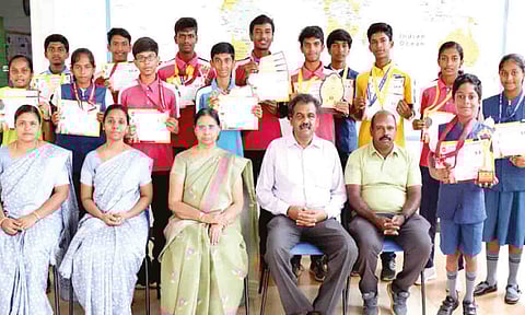 பிரண்ட்லைன் மில்லேனியம் பள்ளி மாணவ-மாணவிகள் பல்வேறு போட்டிகளில் வெற்றி பெற்றவர்களை படத்தில் காணலாம்.