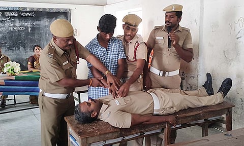 மாணவர்ளுக்கு செயல்விளக்கம் அளிக்கப்பட்டபோது எடுத்தபடம்.