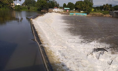 கொடிவேரி அணையில் சுற்றுலா பயணிகள் குளிக்க தடை