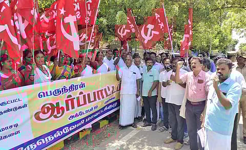 பெருந்திரள் ஆர்ப்பாட்டத்தில் ஈடுபட்ட விவசாய சங்கத்தினர்.