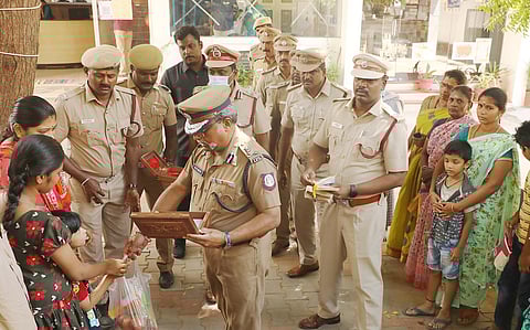 தீ விபத்தில் காயமடைந்த வீரர்களின் குடும்பத்தினரை சந்தித்து ஆறுதல் கூறிய டி.ஜி.பி. ரவி.