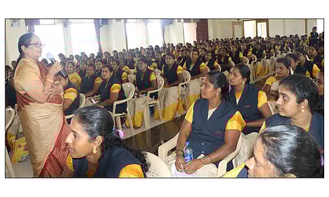 கிருஷ்ணகிரியில் ஐவிடிபி நிறுவன பணியாளர்களுக்கு புற்றுநோய் குறித்த விழிப்புணர்வு நிகழ்ச்சியில் கார்கினோஸ் நிறுவனத்தின் டாக்டர் மாலினி சந்திரசேகர் பங்கேற்று விழிப்புணர்வு ஏற்படுத்தினார்.