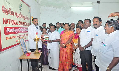 மூலிகை கண்காட்சியை மேயர் மகேஷ் தொடங்கிவைத்து பார்வையிட்டபோது எடுத்த படம் 