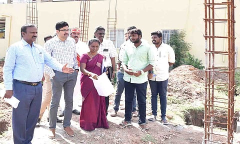 மாவட்ட கண்காணிப்பு அலுவலர் கருணாகரன் பார்வையிட்டு ஆய்வு செய்த காட்சி. 