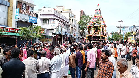 தேரை வடம் பிடித்து இழுத்த பக்தர்கள்.