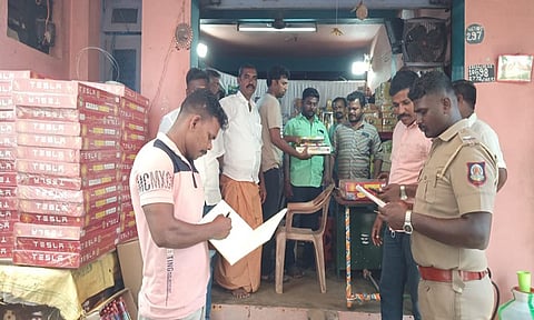 பண்ருட்டி கும்பகோணம் சாலையில் உள்ள பட்டாசு கடையில் போலீசார் சோதனை செய்தனர்.