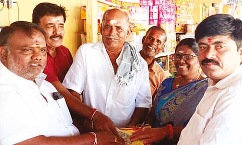 பட்டாசு விற்பனை நடைபெற்ற காட்சி.