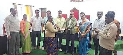 ஊட்டி நகராட்சியில் ஒப்பந்த முன்களப் பணியாளா்களுக்கு தீபாவளி போனஸ்