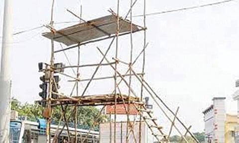 தீபாவளி கூட்டத்தில் திருட்டை தடுக்க கண்காணிப்பு கோபுரம்